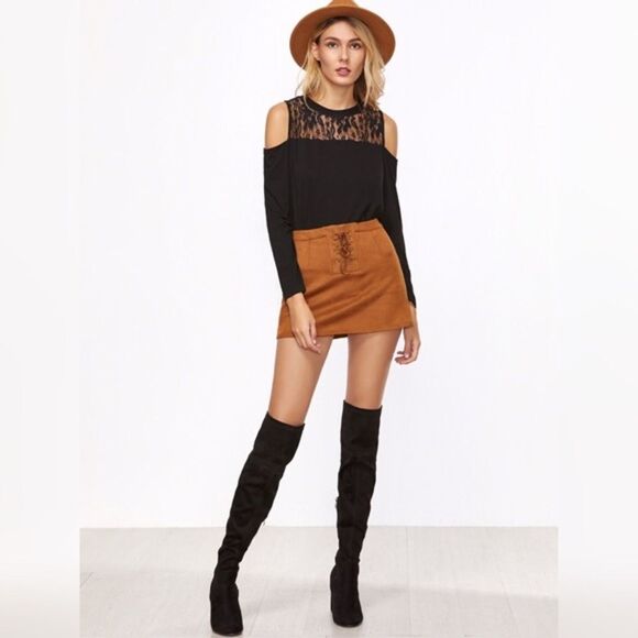 ✨2xHP✨Black Floral Lace Neck Cold Shoulder T-shirt✨ - Picture 1 of 4